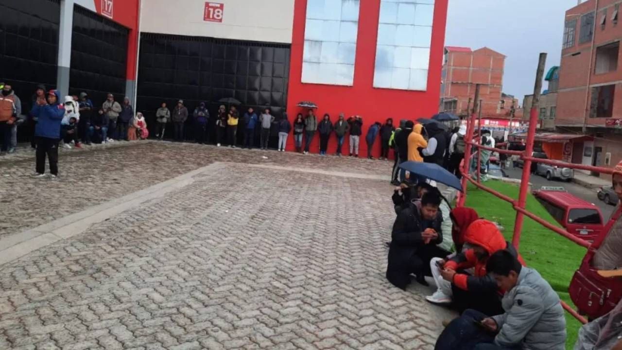 Adultos mayores reciben entradas gratis para el partido Bolivia vs Uruguay