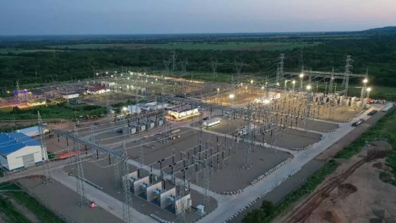 Instalan equipos de línea eléctrica de extra alta tensión para fortalecer el suministro en Santa Cruz