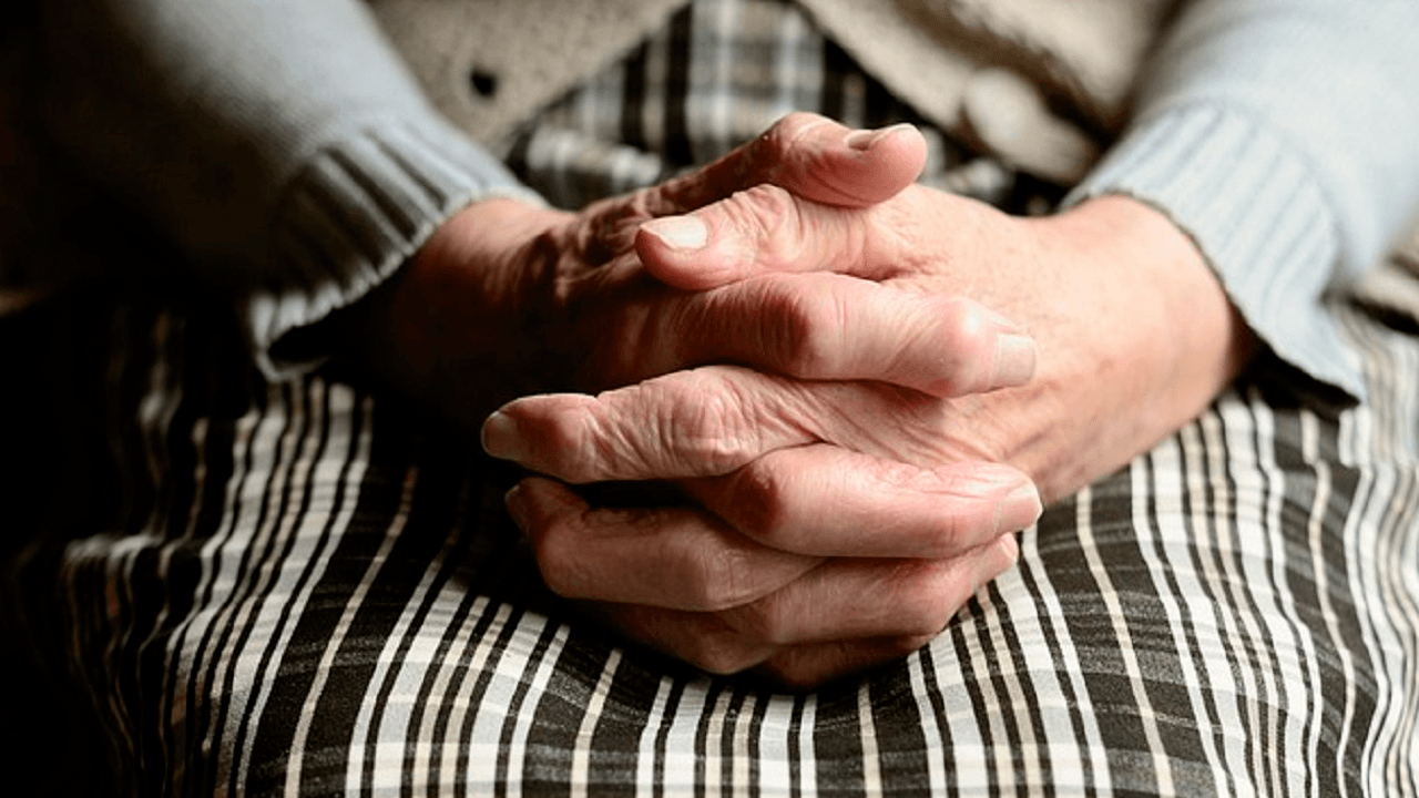 Un minibús atropella a dos personas de la tercera edad