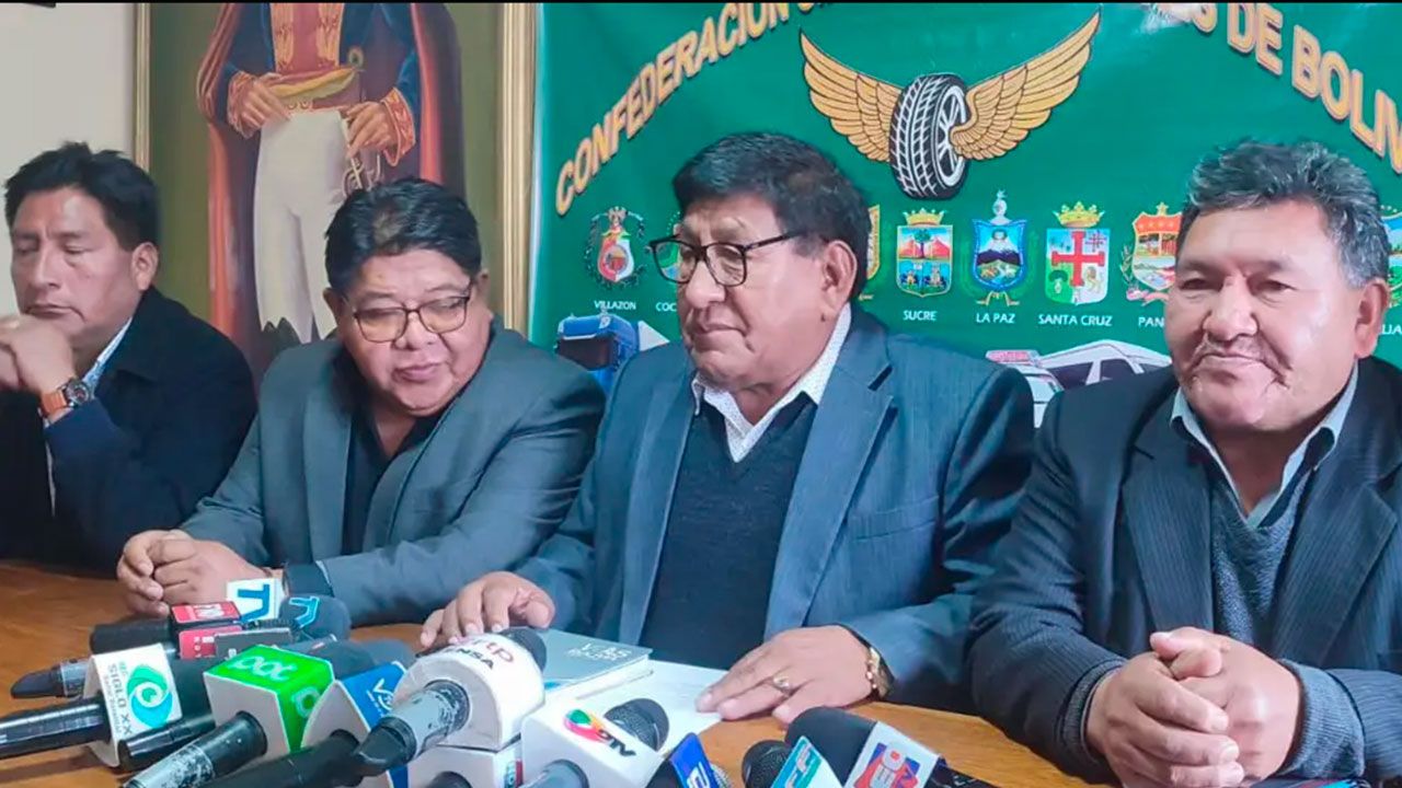  Choferes anuncian paro indefinido desde la próxima semana y sube la presión para la destitución de Silva y Claure