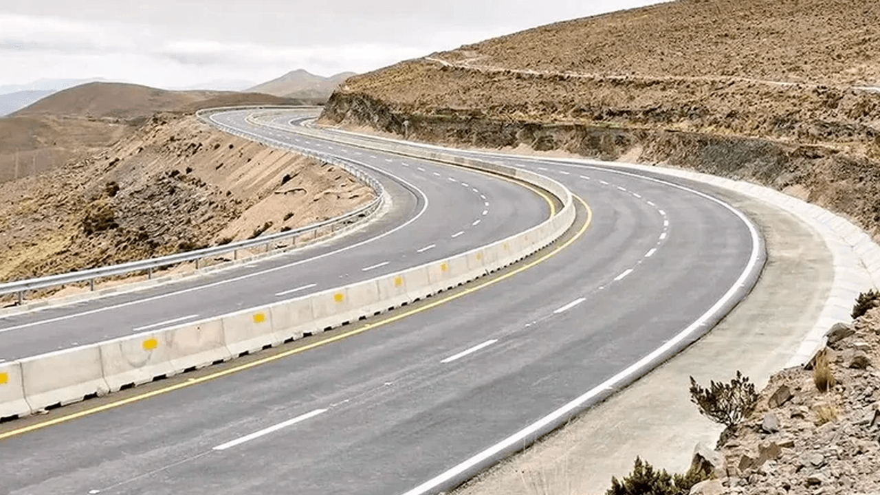 Arce promulga ley para crédito de $176 millones para construcción de carretera