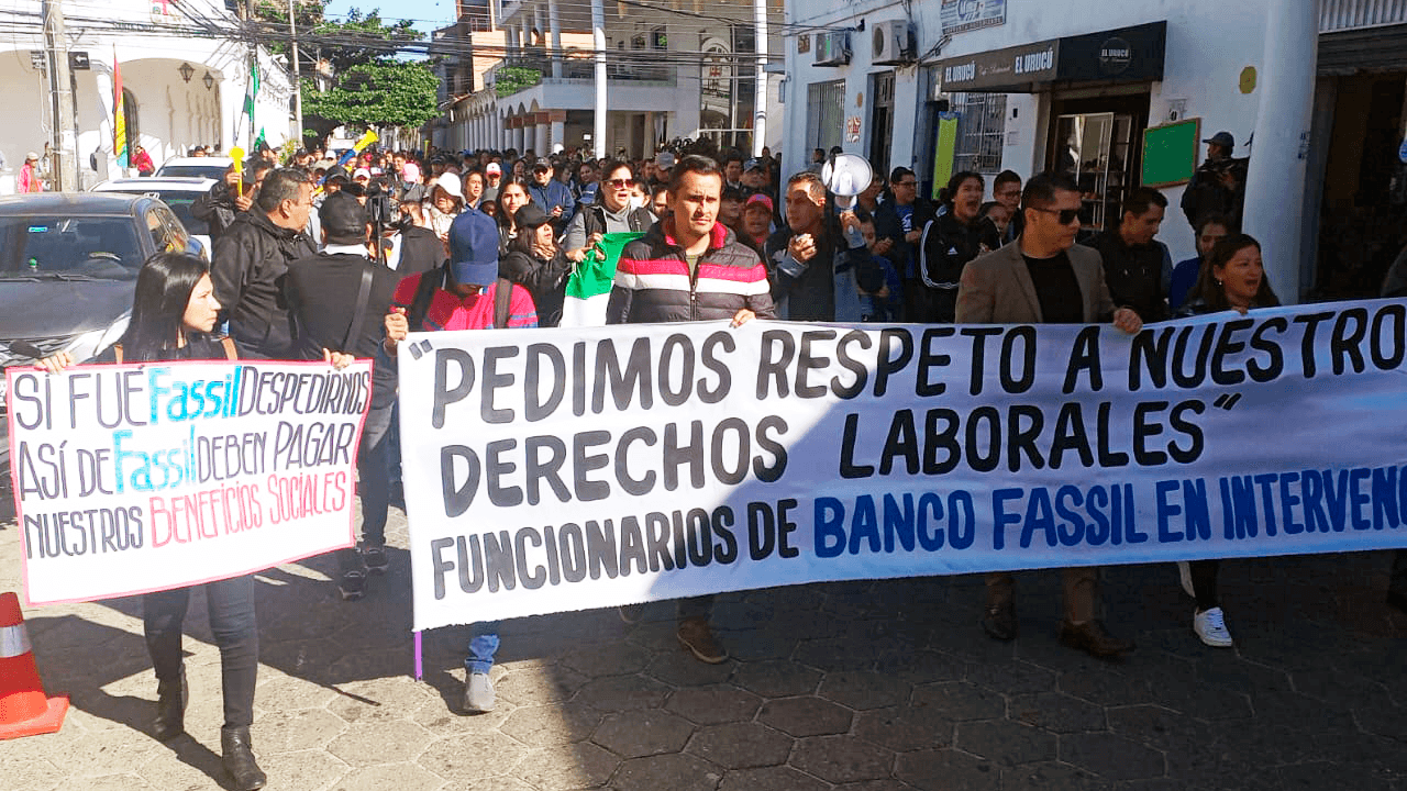 Trabajadores del Ex Banco Fassil realizan marcha