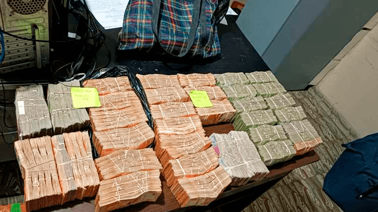 Aprehenden a una pareja que viajaba a Argentina con $us 340.000