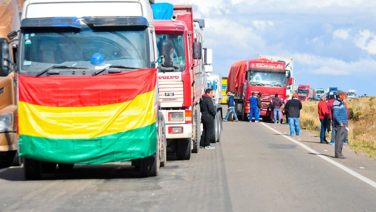 Transportistas de yungas ratifican bloqueo indefinido ante falta de combustibles y mal estado de carreteras