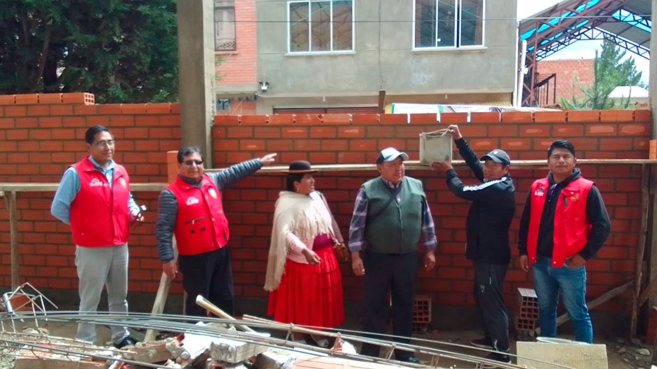 Colegio Candelaria recibe de la Alcaldía Alteña ladrillos y cemento para reconstruir un muro colapsado