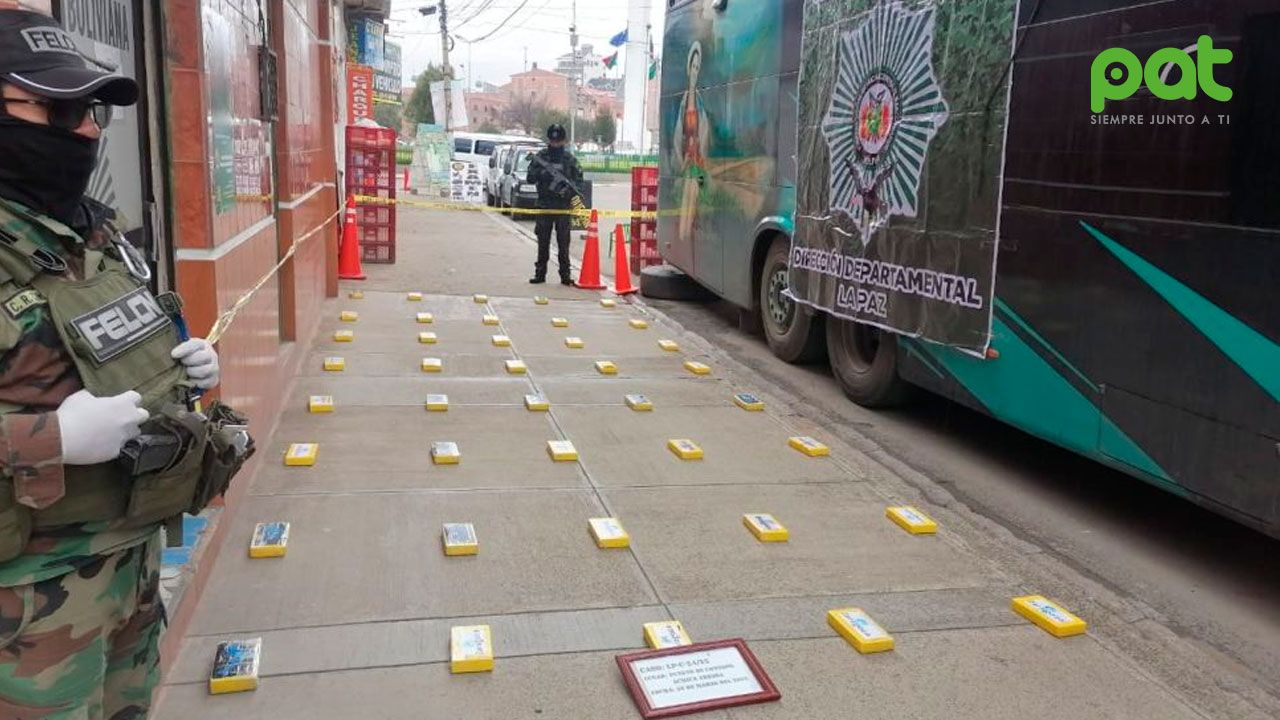 Detienen a dos conductores con 40 paquetes de cocaína en bus hacia Tarija