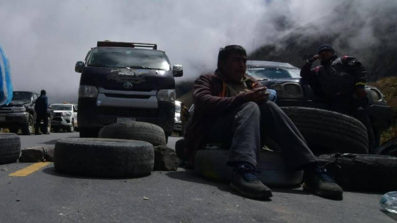 Transportistas bloquean la carretera al norte paceño al menos en cinco puntos