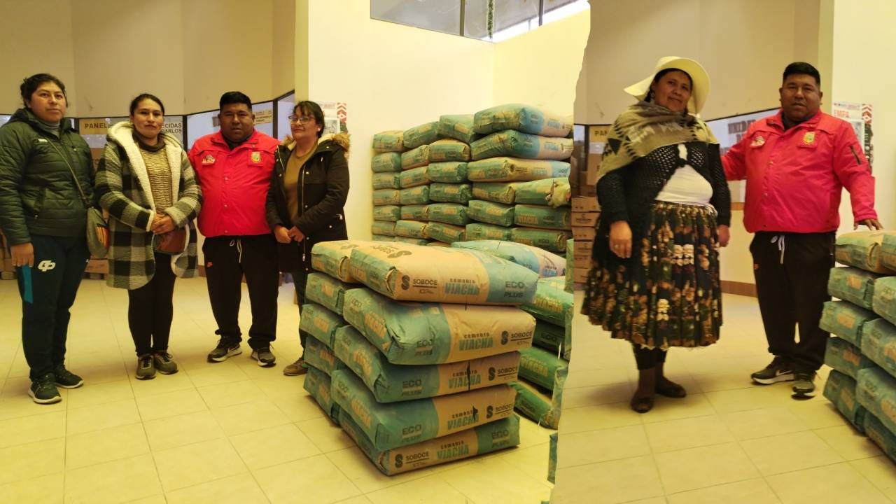 Sub alcalde del Distrito 5 de El Alto entrega 200 bolsas de cemento a unidades educativas para atender daños por las lluvias