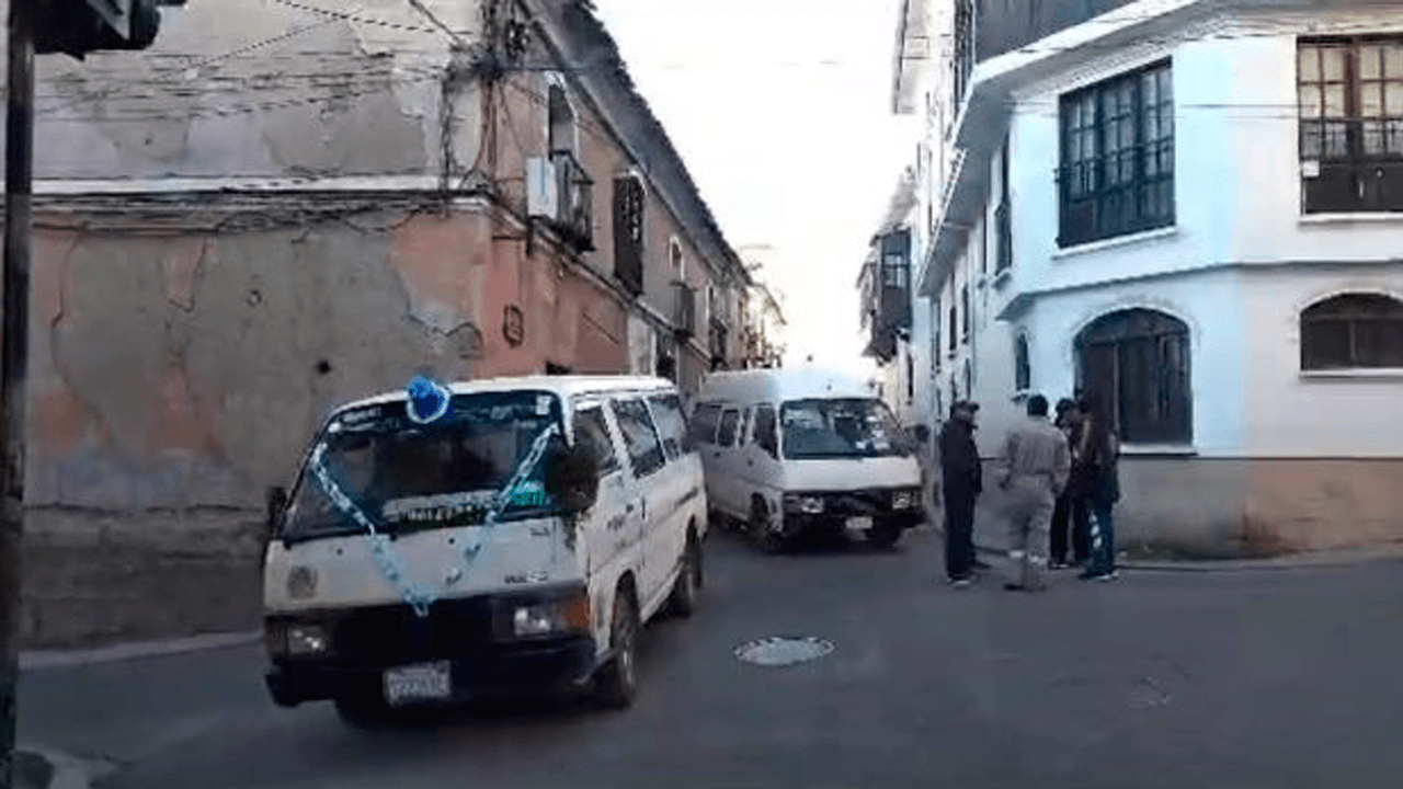 Bloqueos indefinidos en Potosí por cooperativas de transporte