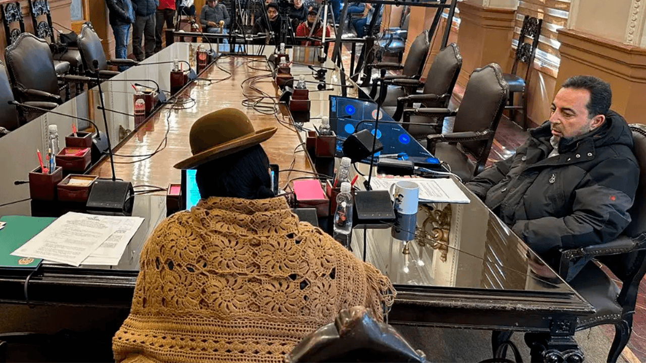 La Paz: Por falta de una firma, presidenta del Concejo no promulga la ley de pasajes y pospone la sesión en medio del paro de choferes