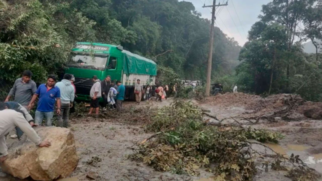 Deslizamiento de tierra en Locotal afecta al tránsito vehicular en la ruta Cochabamba – Santa Cruz