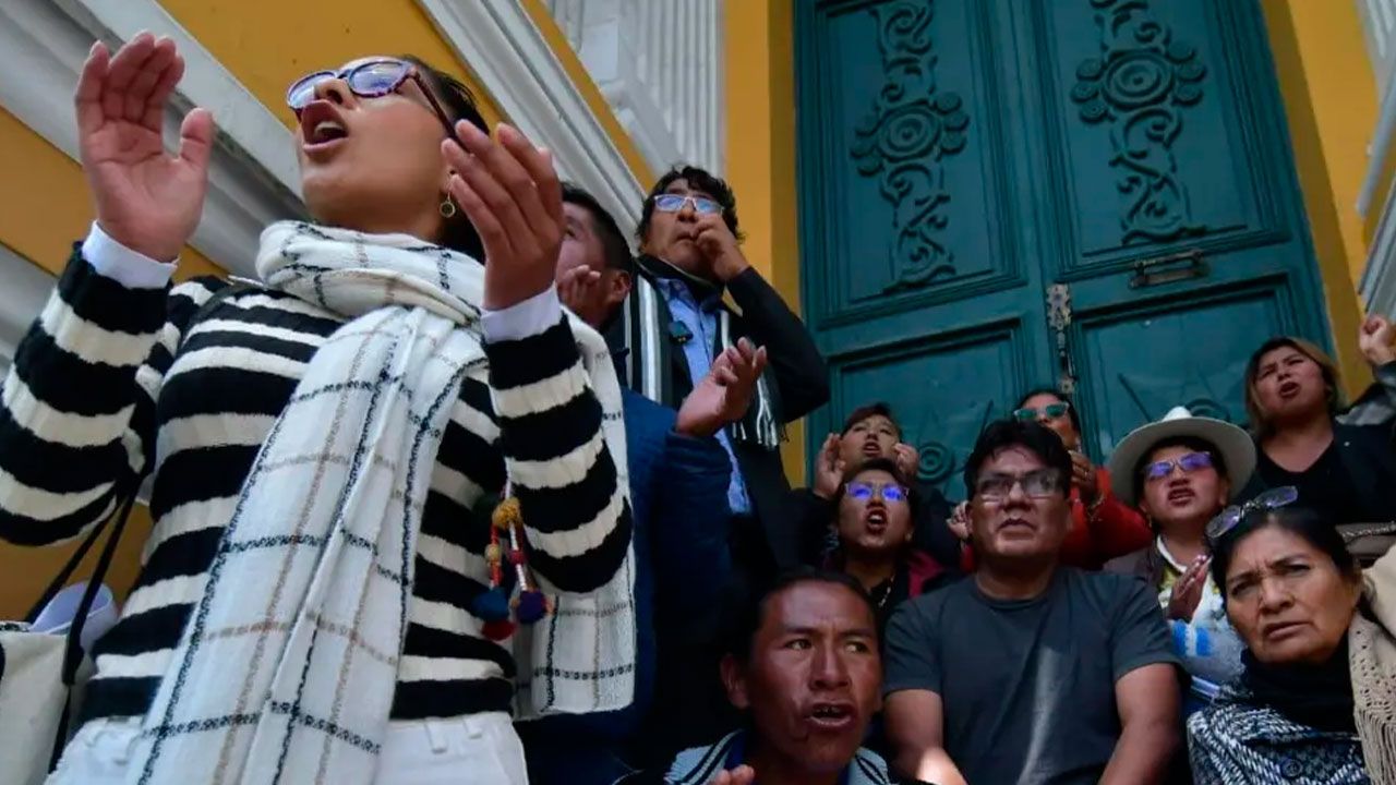 Héctor Arce desafía a la Policía a que lo aprehendan en plaza Murillo por denuncia en su contra