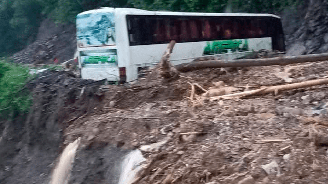 Deslizamientos bloquean la carretera entre Cochabamba y Santa Cruz