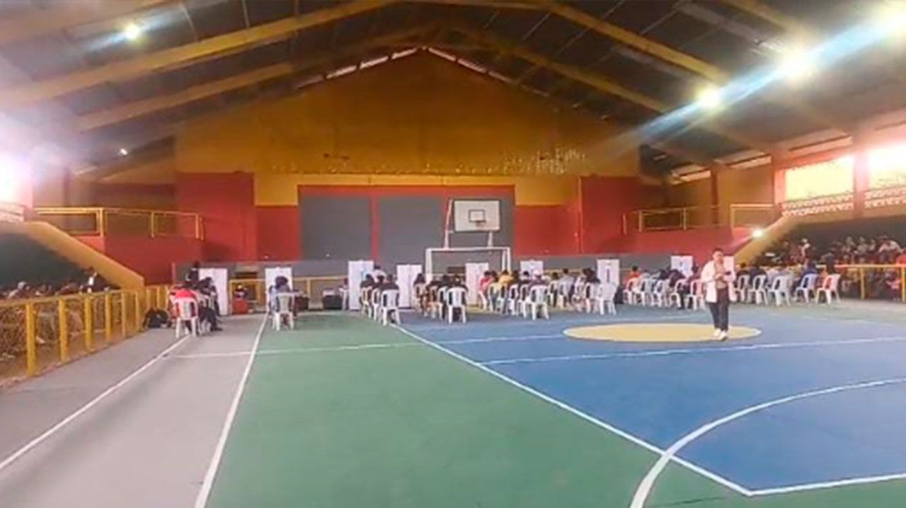 Centro de empadronamiento masivo en el Coliseo de la Villa 1ro de Mayo registra afluencia de personas