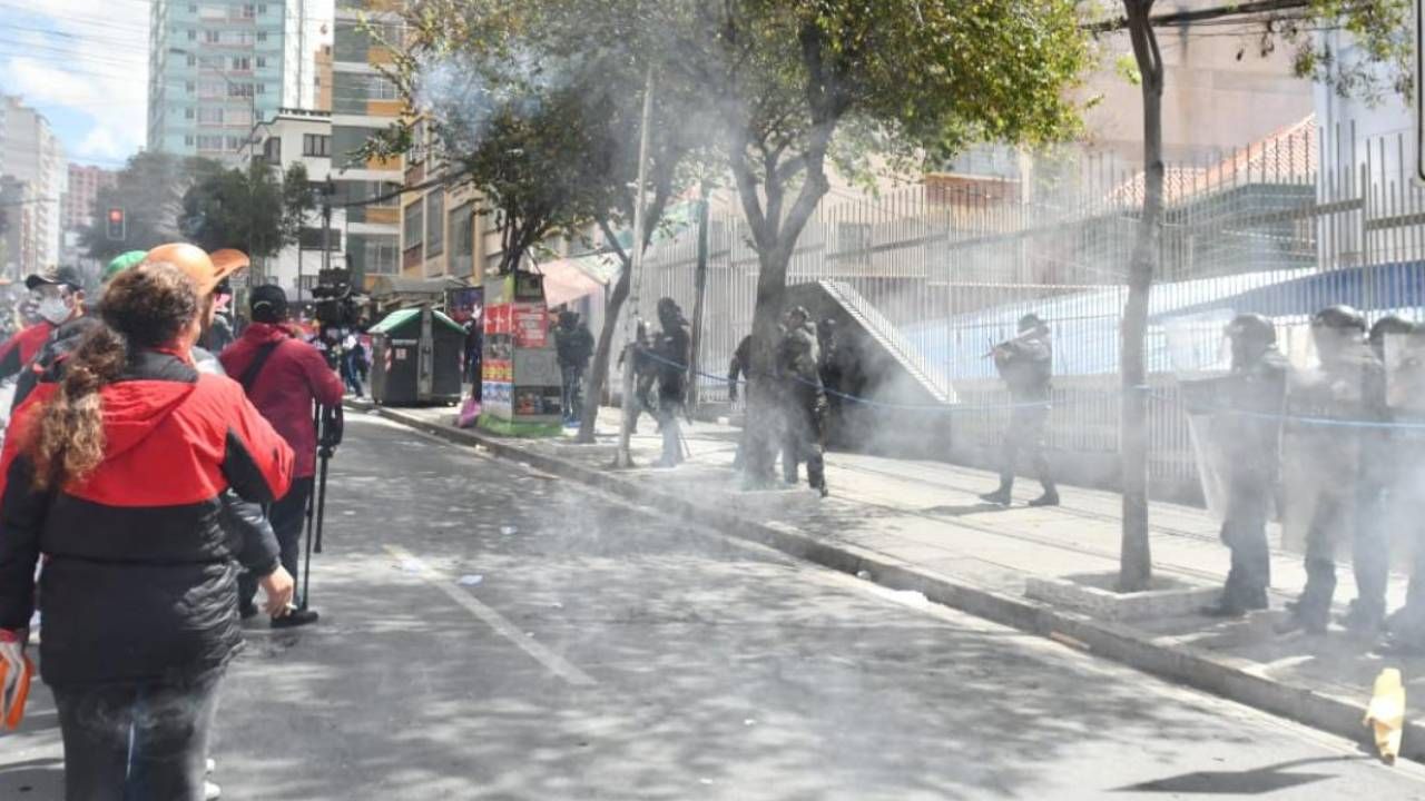 En medio de gasificaciones, maestros y policías se enfrentan en La Paz