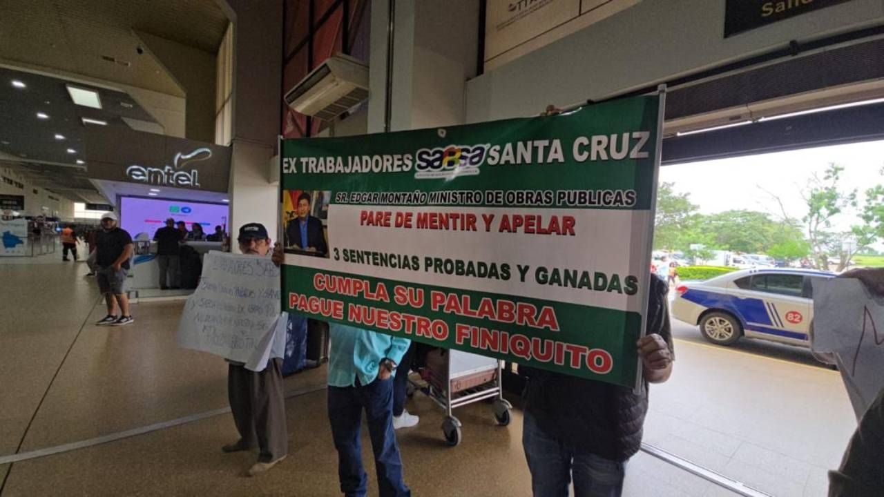 Extrabajadores de Sabsa protestan en Viru Viru