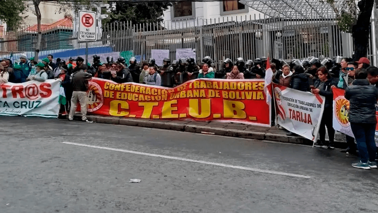 Maestros condicionan diálogo a la liberación de dos docentes detenidos