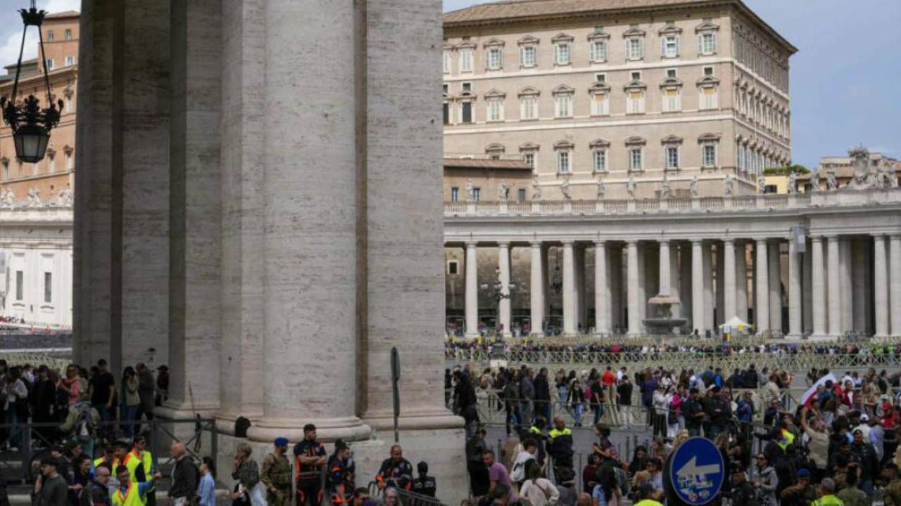 Kilométricas colas bajo la lluvia para decirle adiós al papa