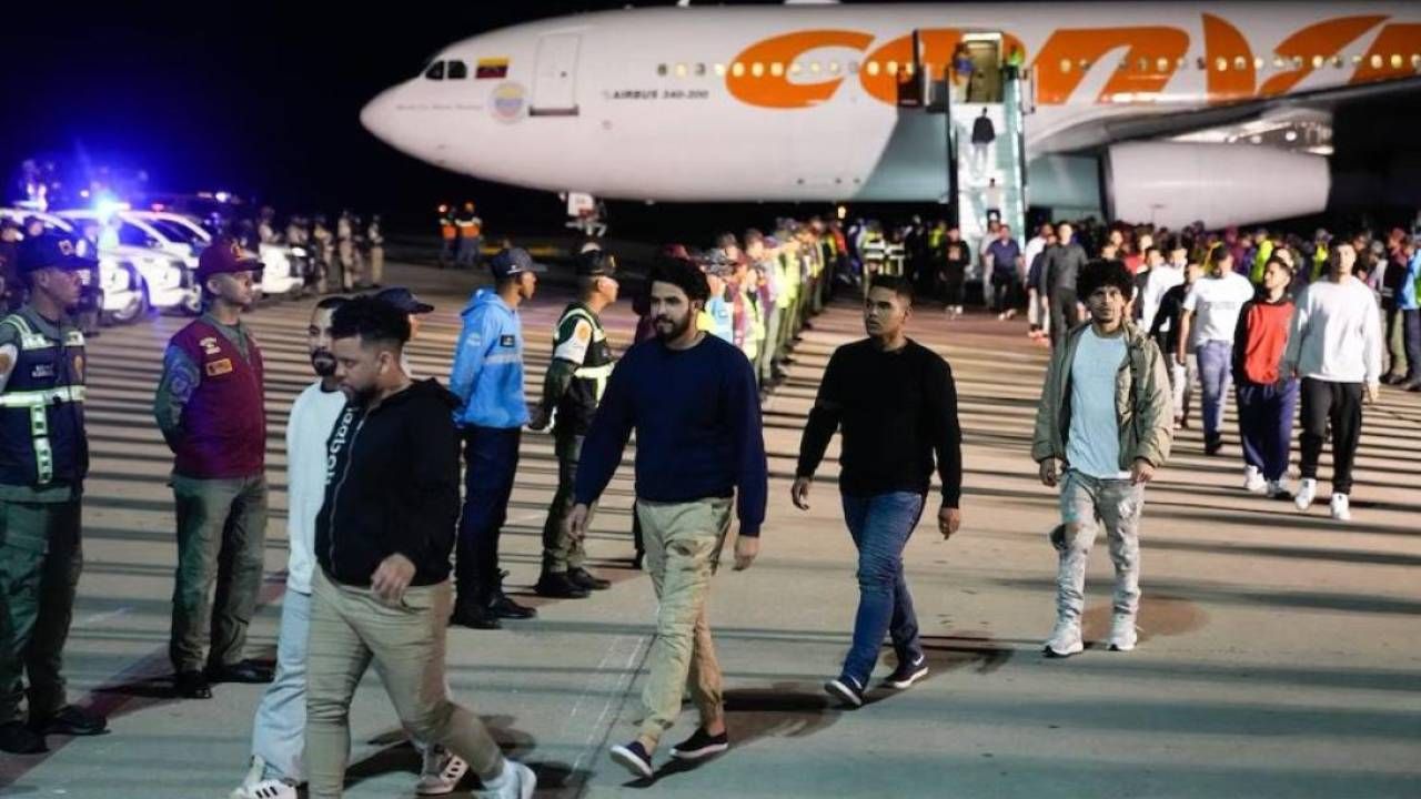 Llega a Venezuela un avión con 316 migrantes, 142 de ellos niños, repatriados desde México