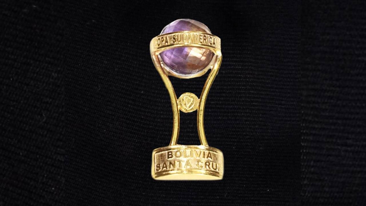 Conozca el pin de la Copa Sudamericana que entregarán a Alejandro Domínguez