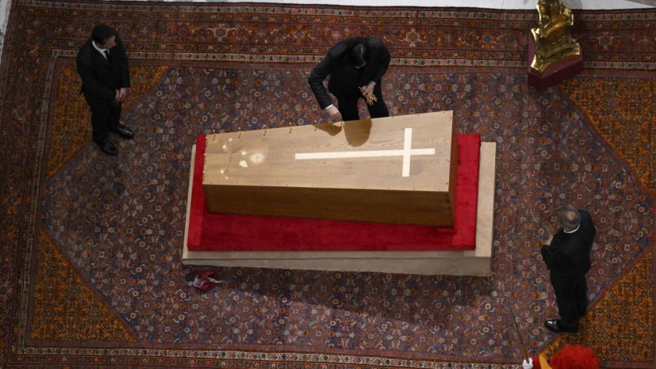 Francisco será sepultado con sus zapatos usados y en un féretro que lleva su escudo
