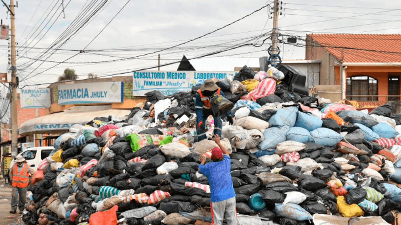  Cochabamba enfrenta una crisis por acumulación de basura en calles y avenidas