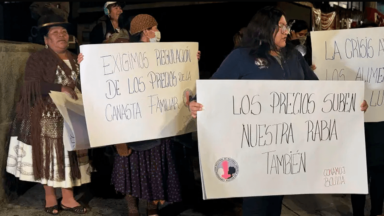 Mujeres marchan con cacerolas exigiendo al Gobierno frenar el alza de precios en los mercados 