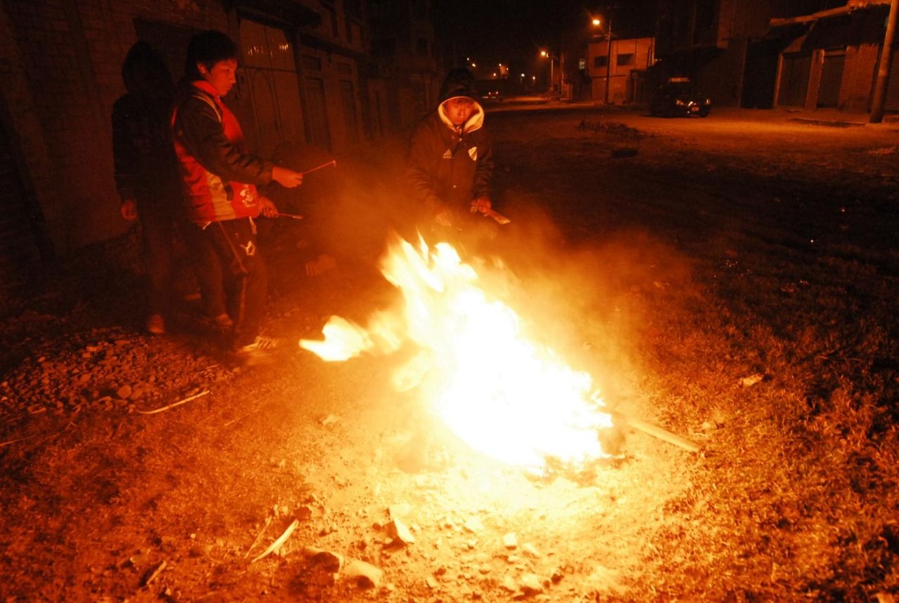 Más de 50 fogatas apagadas la noche de San Juan en la ciudad de el Alto.