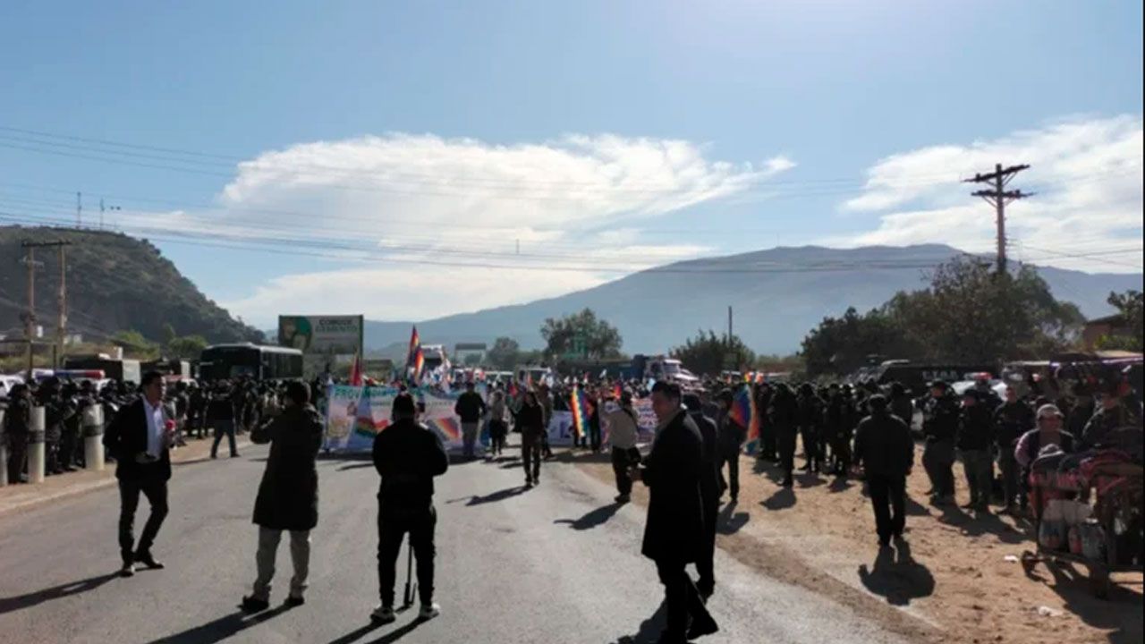 Marcha de sectores evistas parte de Cochabamba rumbo a La Paz en apoyo a Evo Morales 