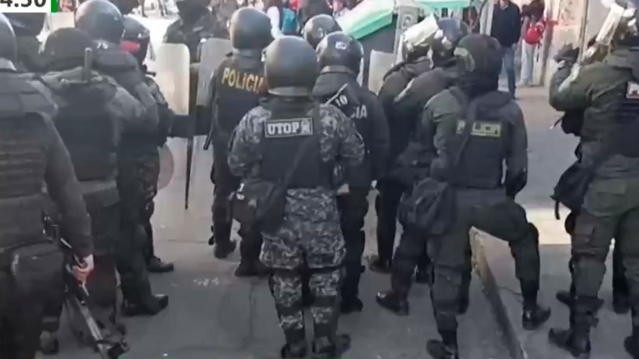 Tensión en La Paz por marcha evista y enfrentamientos cerca de la plaza Abaroa