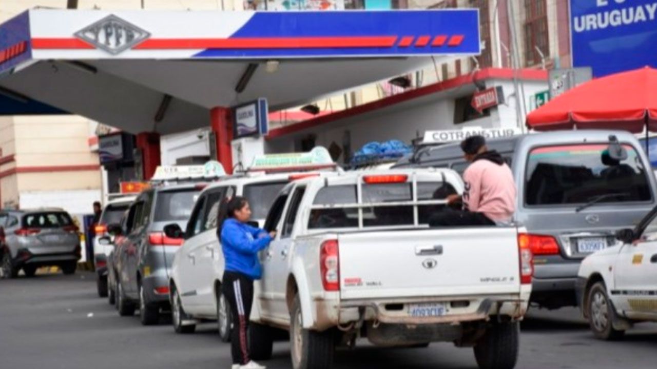 Persisten las filas por combustible en el eje central pese a anuncio de abastecimiento normal