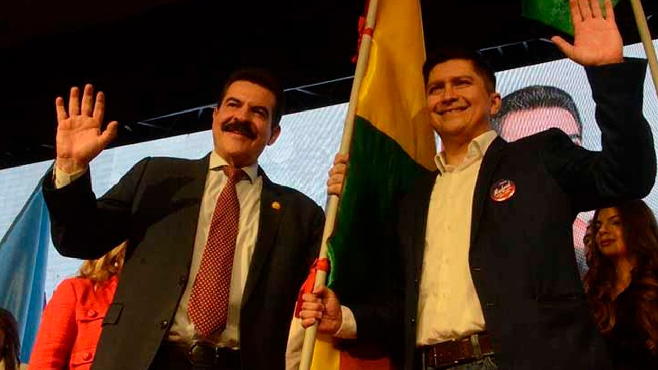 Manfred Reyes Villa presenta a Juan Carlos Medrano como su vicepresidente con mensaje de renovación