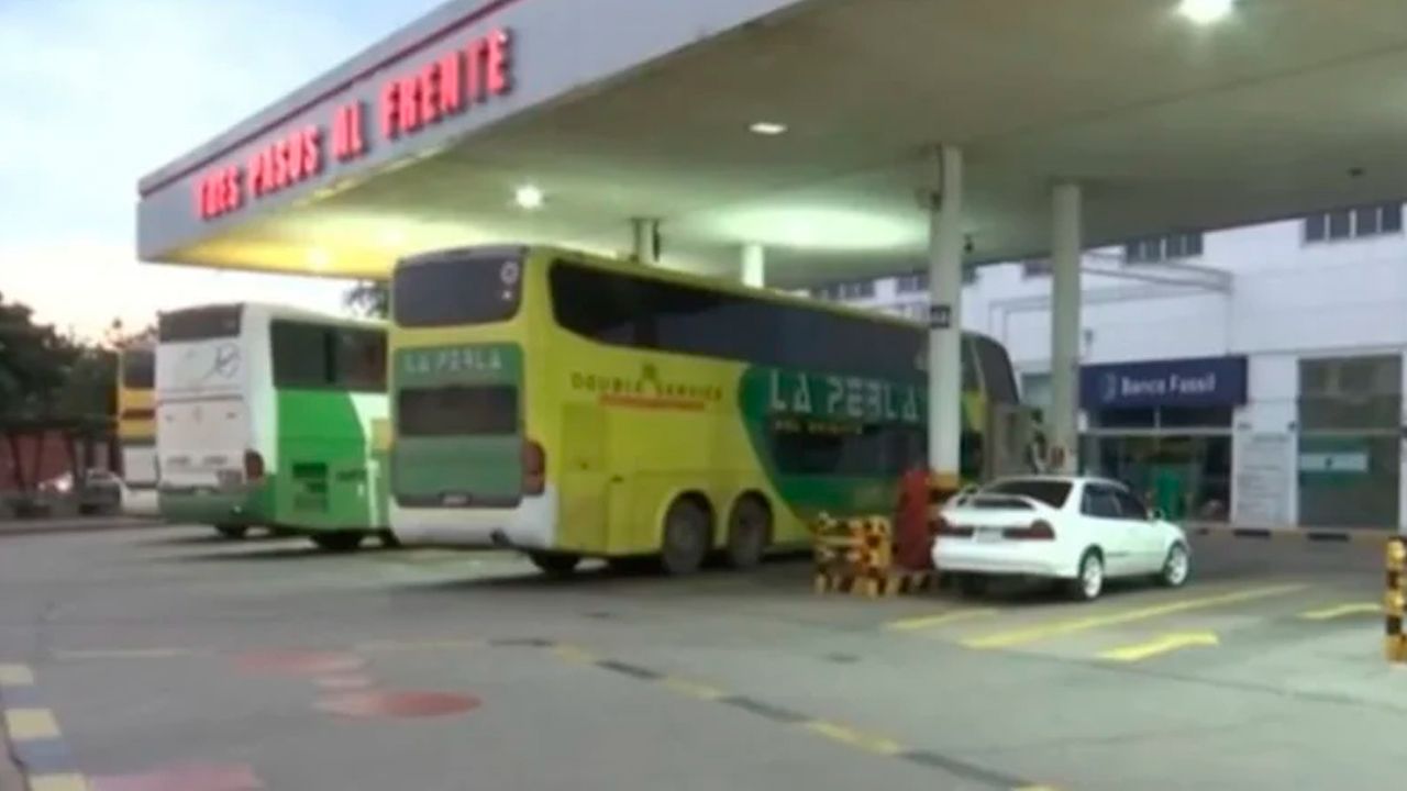 Transportistas duermen en sus vehículos en medio de la escasez de combustible