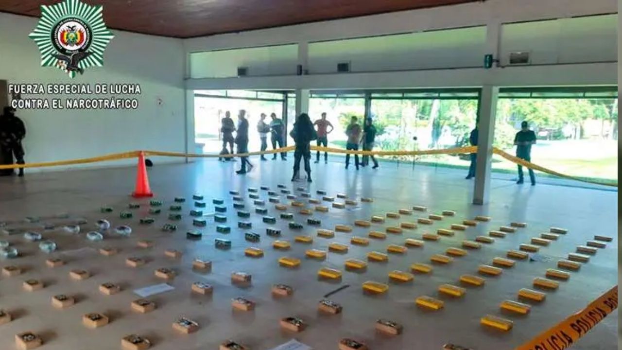 Agentes antinarcóticos hallan 32 paquetes de drogas en forma de ladrillos 