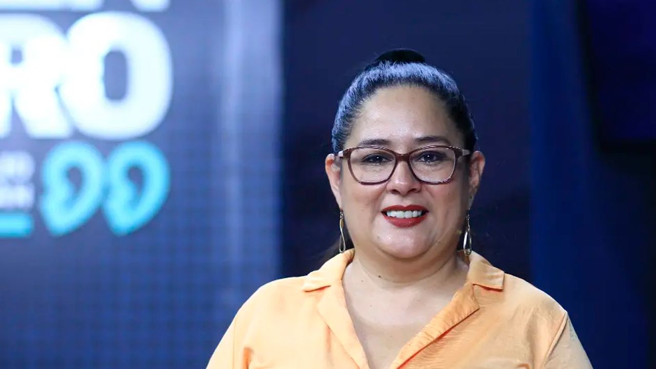Detienen a abogada crítica de Bukele que ayudaba a migrantes deportados
