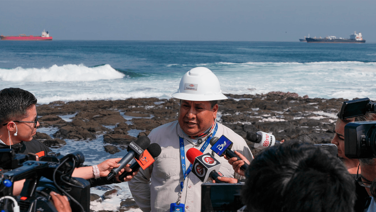 YPFB espera ventana climática para descargar 149 millones de litros de hidrocarburos en Arica