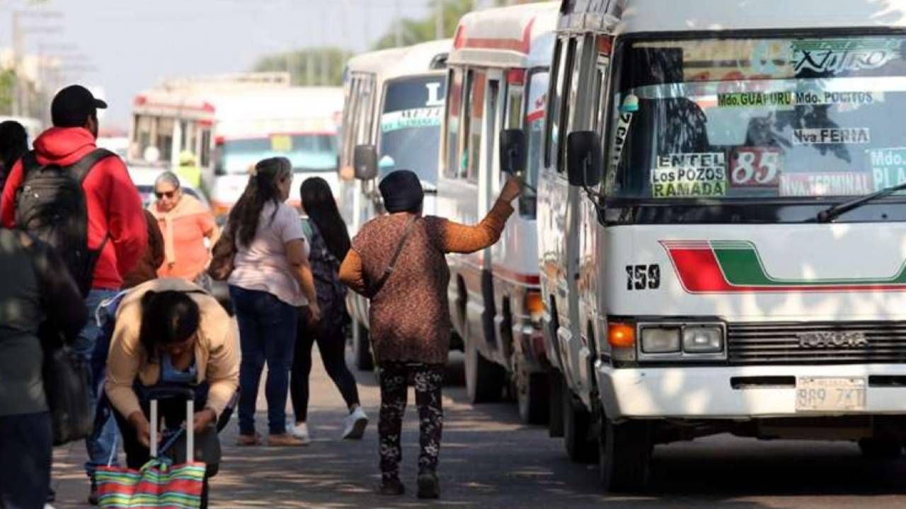 Transporte público opera con el 50% de los micros por falta de combustible en la capital cruceña