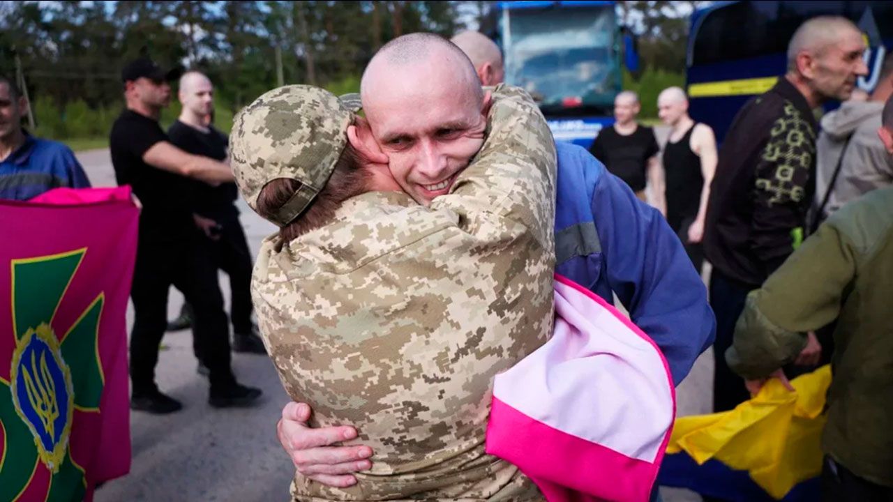 Ucrania y Rusia inician canje de prisioneros más grande desde el inicio del conflicto