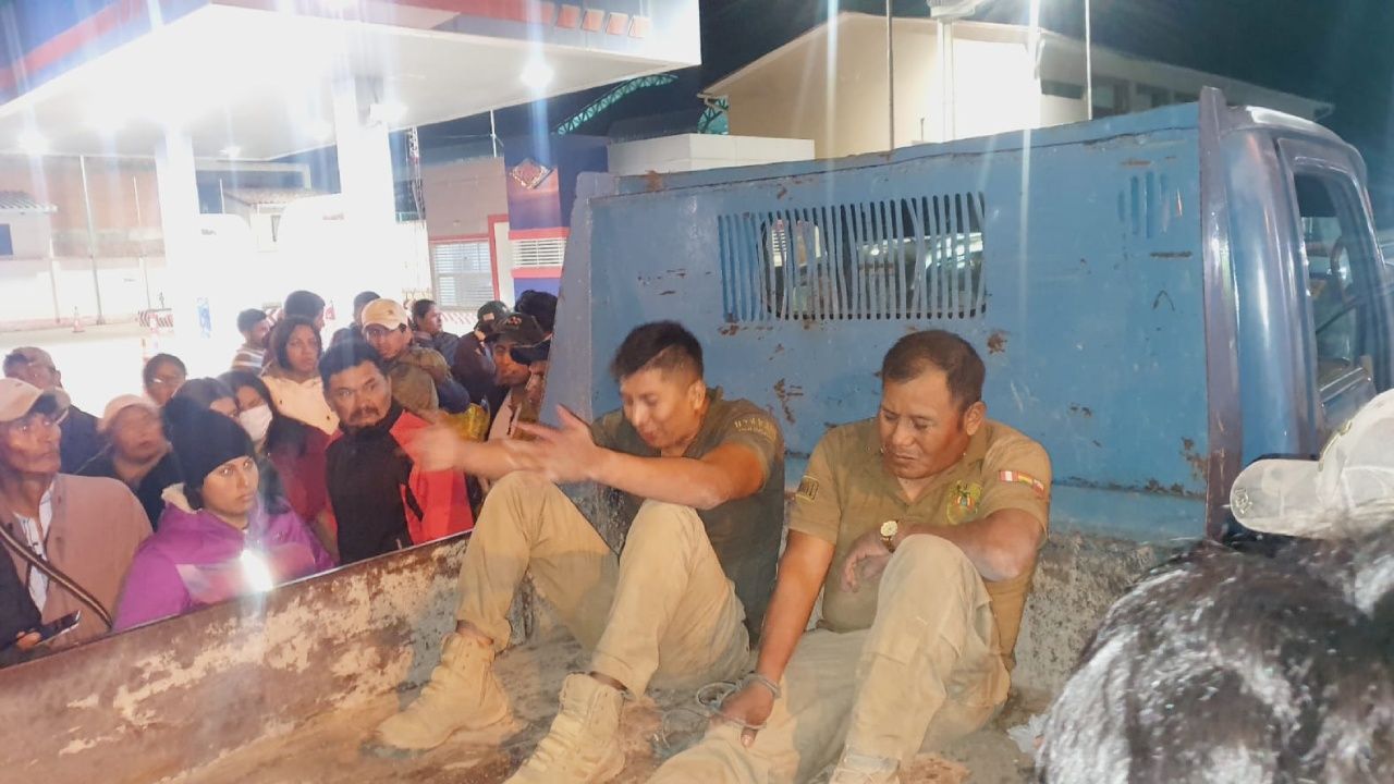 Policías fueron retenidos por pobladores de Samaipata mientras realizaban un control