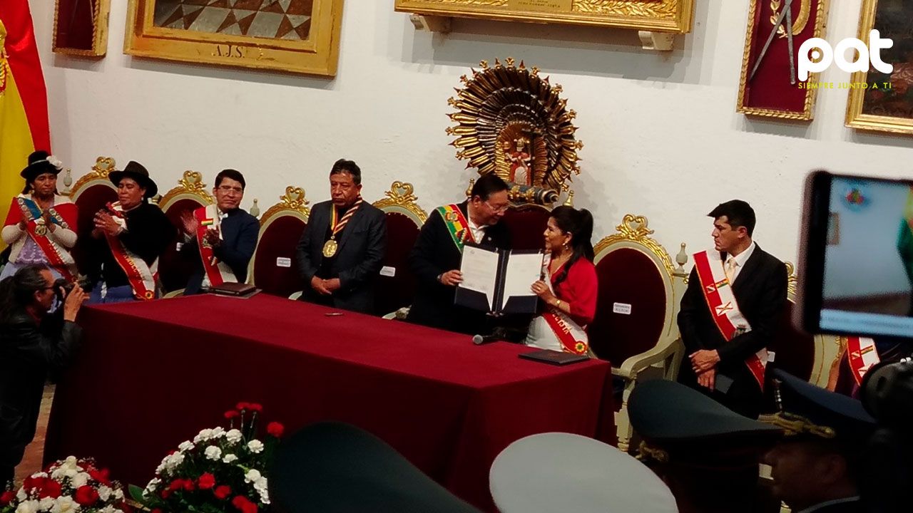 Arce promulga ley que prioriza la transversal Juana Azurduy