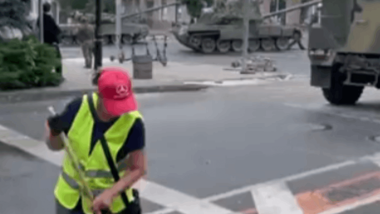 Personas barriendo pacíficamente  las calles en Rusia mientras tanques las rodean