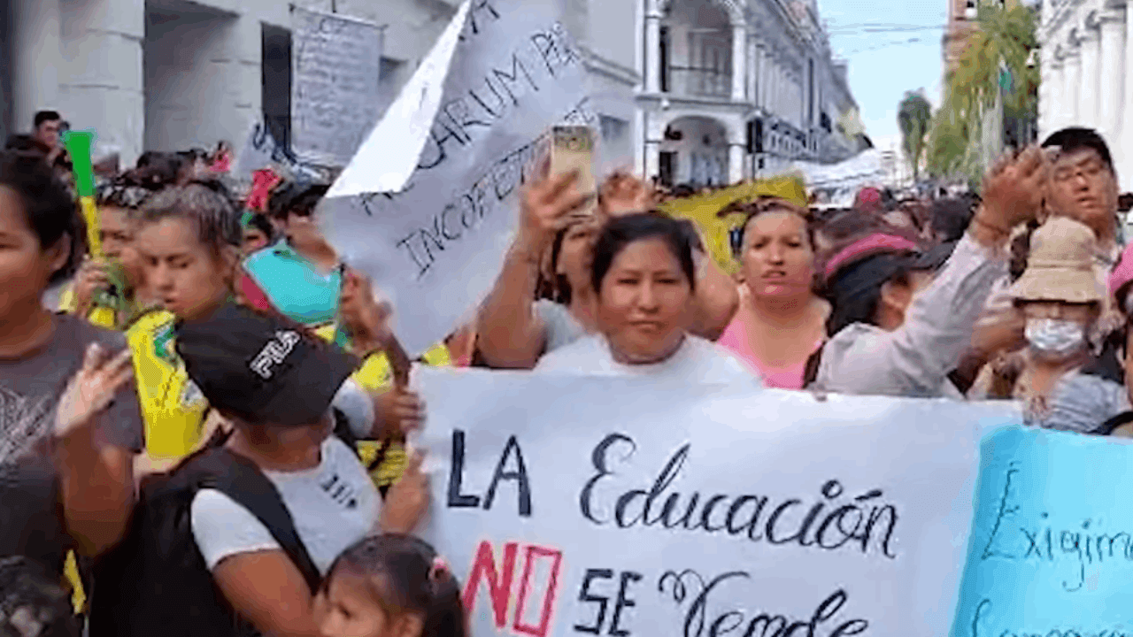 Protesta masiva de padres de familia exige seguridad y mejoras en las escuelas