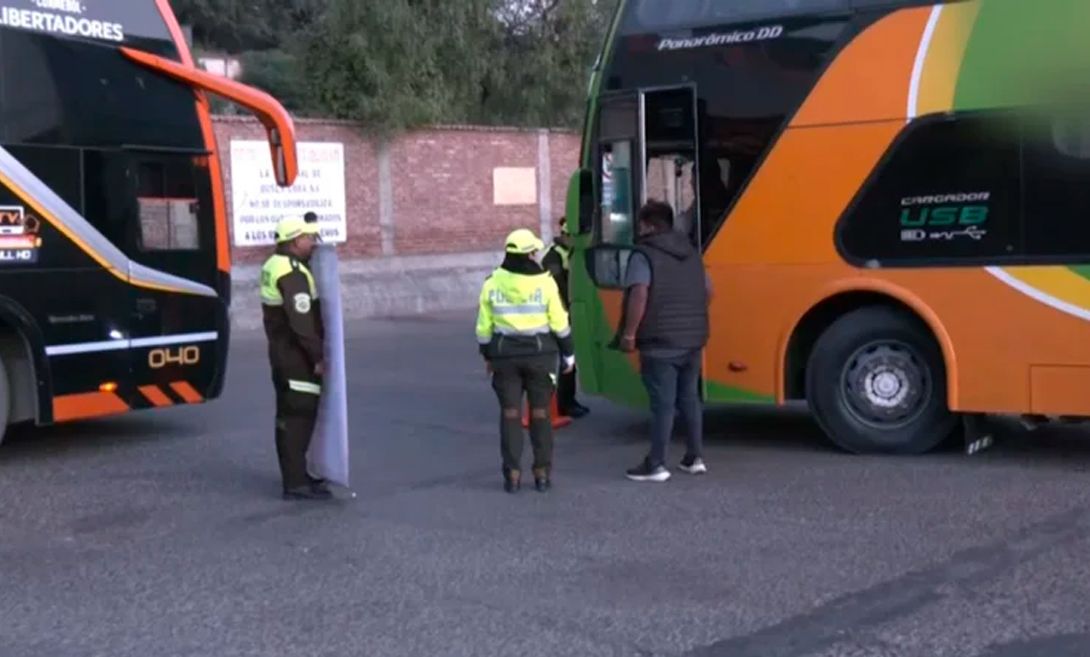 Conductor ebrio intentaba llevar a 25 pasajeros desde Cochabamba hacia Chile