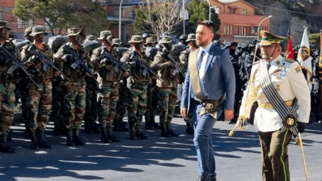 Arce desafía a la Policía a eliminar la corrupción y el narcotráfico de sus filas