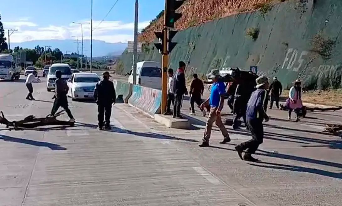 Evistas bloquean carretera Cochabamba–Santa Cruz en protesta por crisis económica y la inhabilitación de Evo