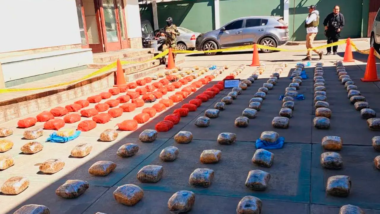 Felcn halla más de 200 kilos de marihuana ocultos entre pimienta y miel en Cochabamba