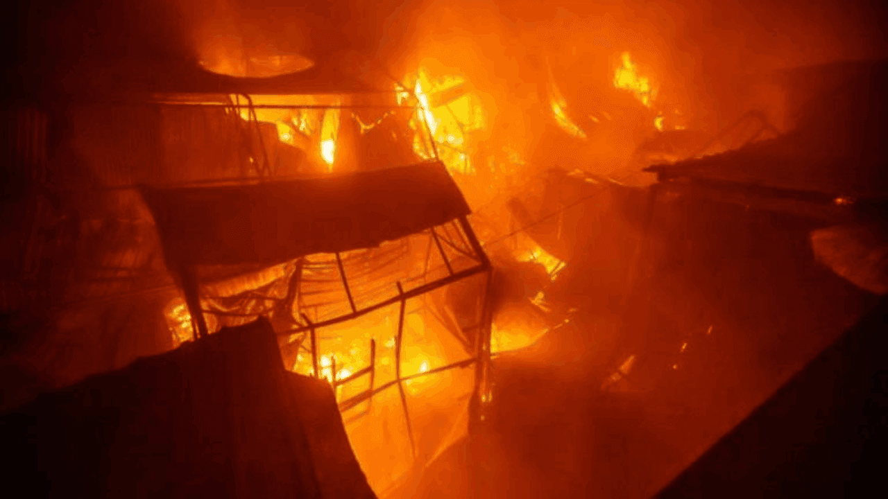 Incendio en el mercado Abasto, deja cuatro personas intoxicadas 