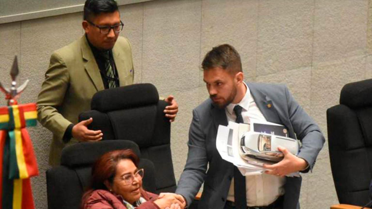 Ministro Del Castillo censurado por la Asamblea Legislativa con votos del MAS y la oposición