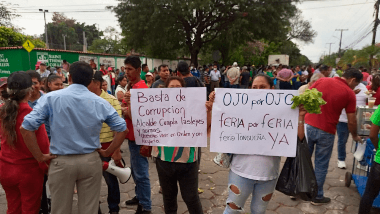 Gremialistas realizan una protesta denominada "feria TONGUEÑA" Afuera del domicilio del alcalde