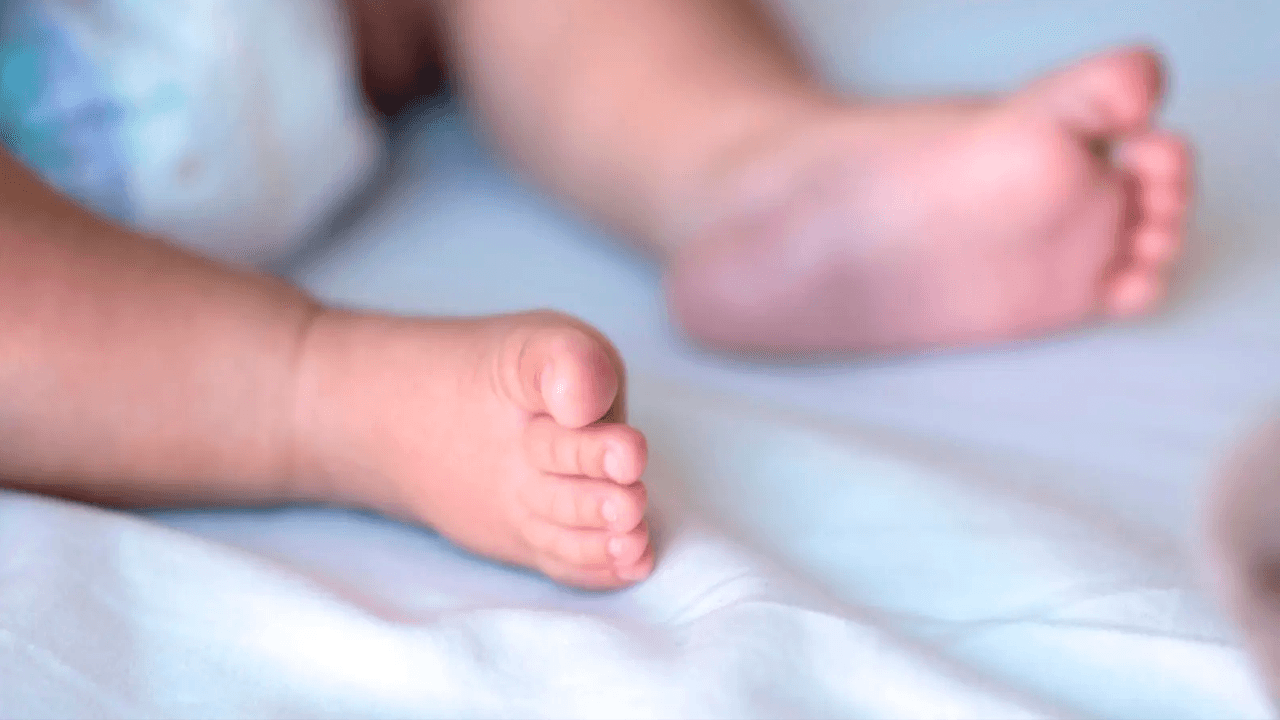 Muere bebé con fractura en la cabeza y se agrava investigación contra sus padres